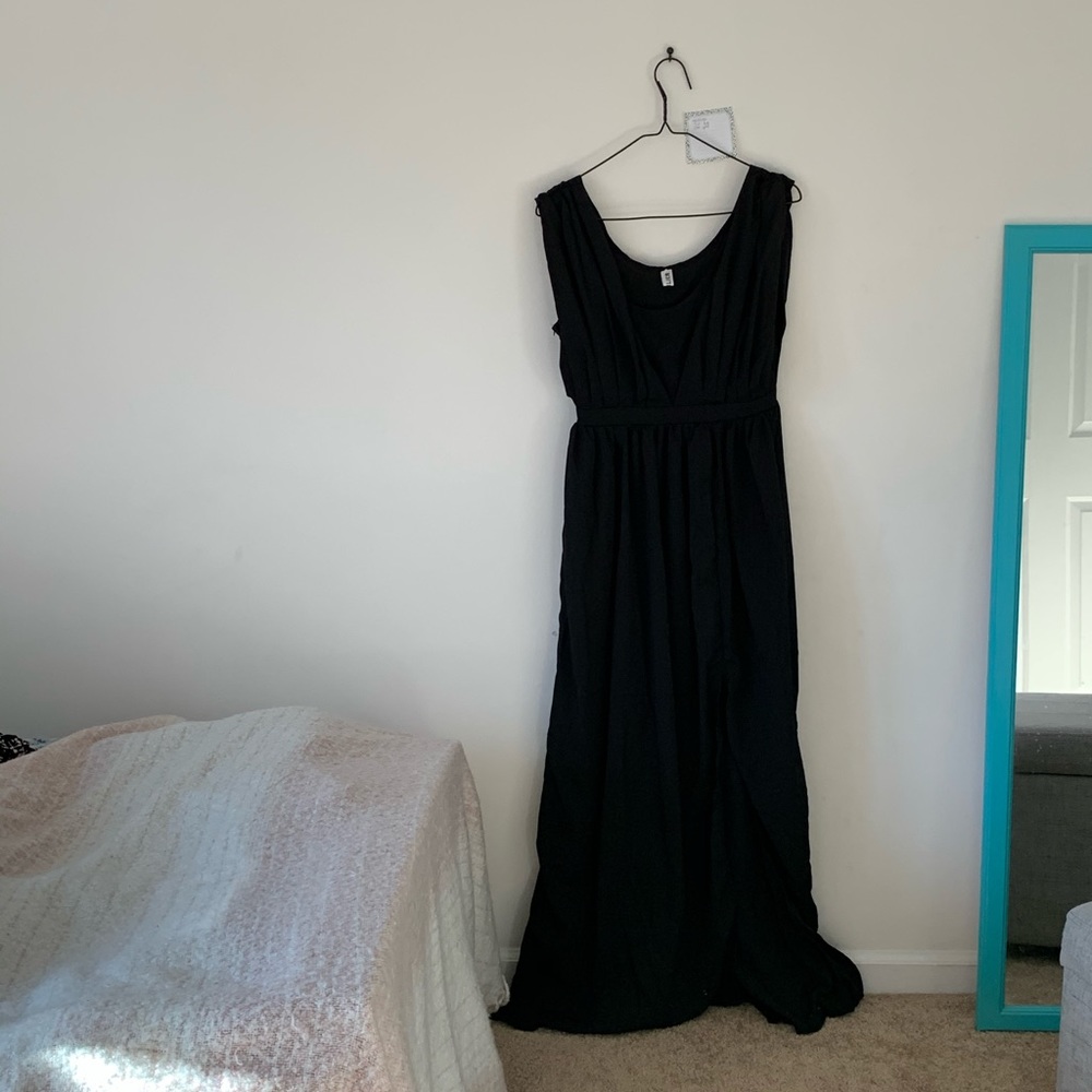 Long black yifellier dress with side split